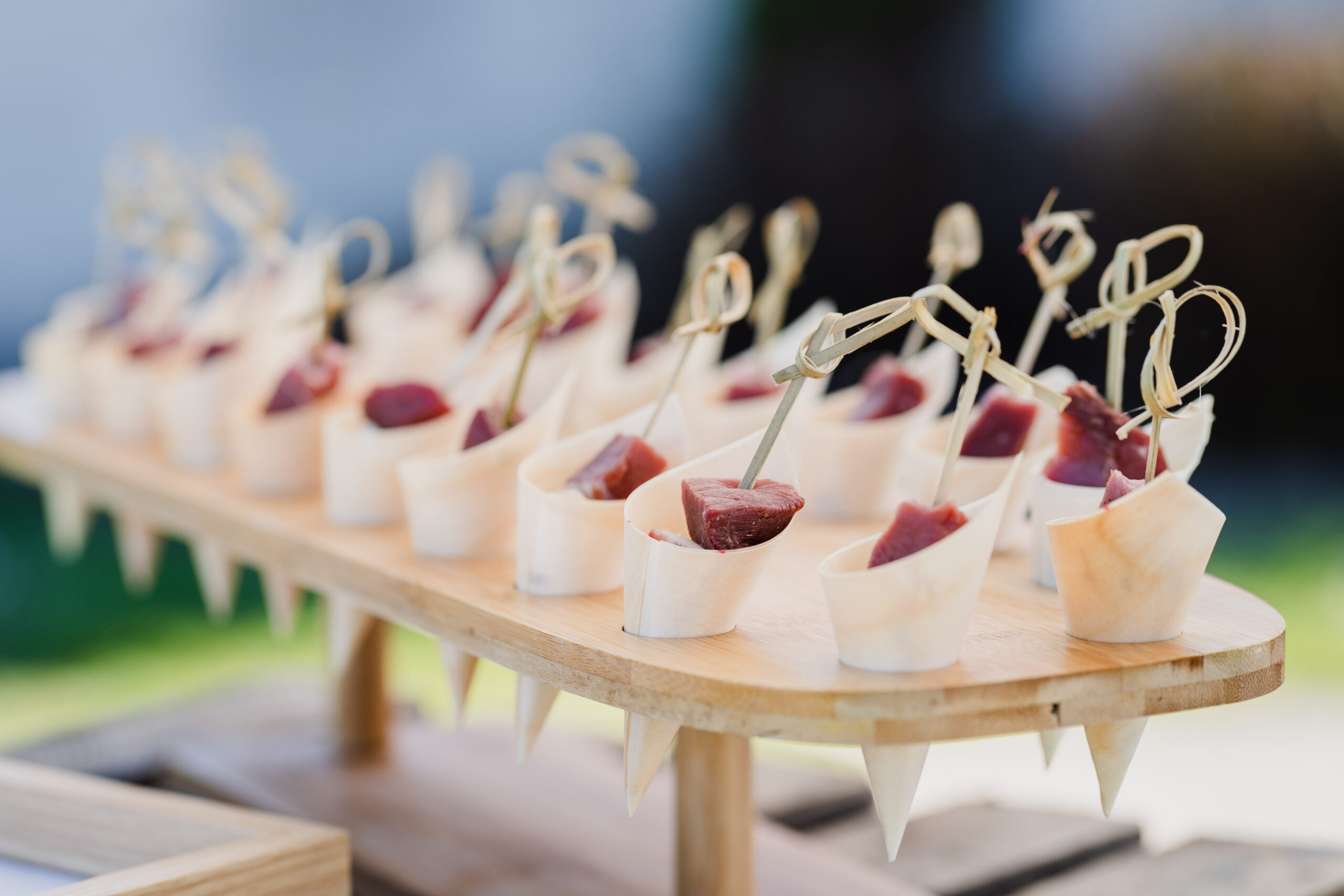 amuse gueule présenté dans des cornets lors d'un cocktail mariage