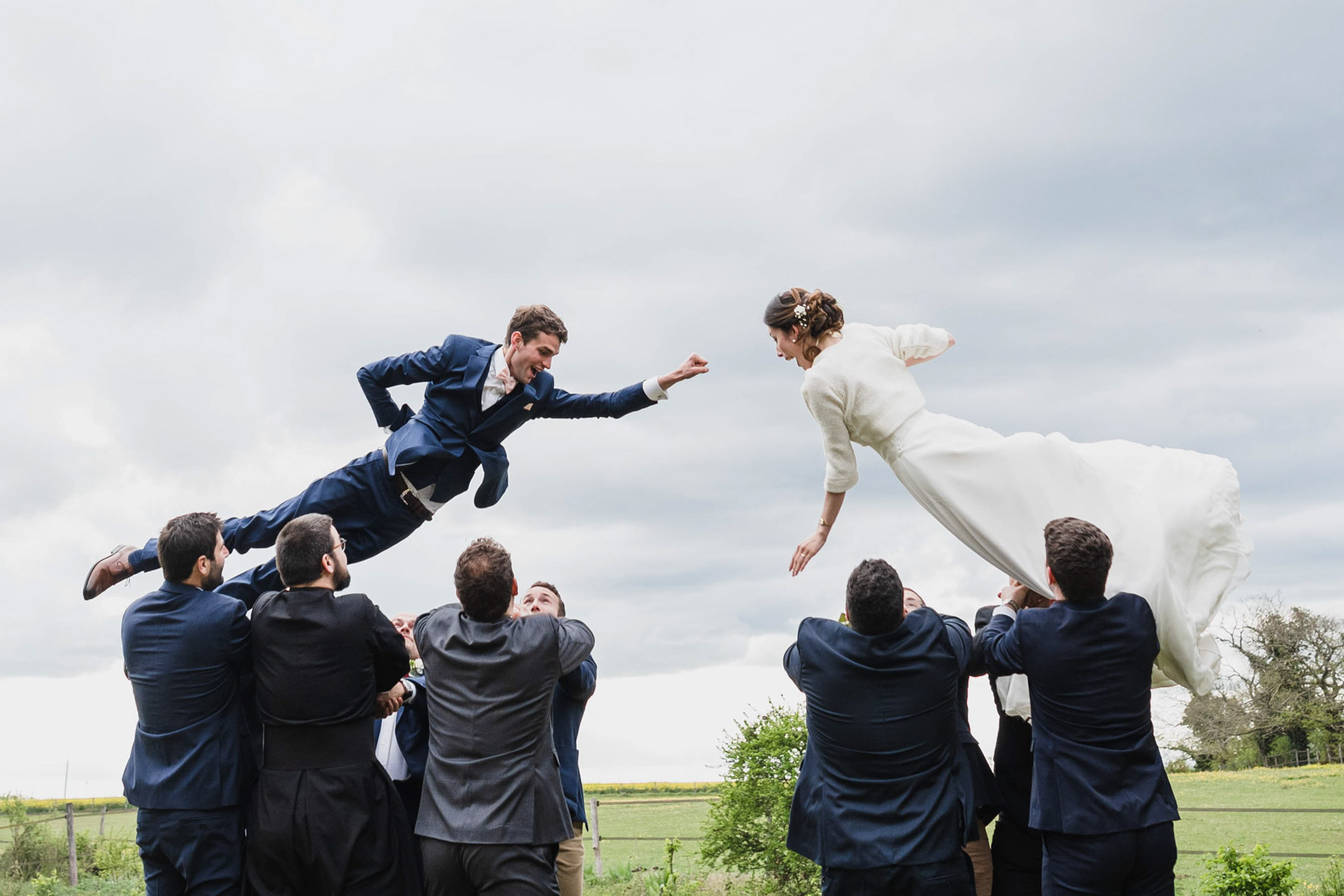 mariés qui sautent en l'air lors de leur seance groupe