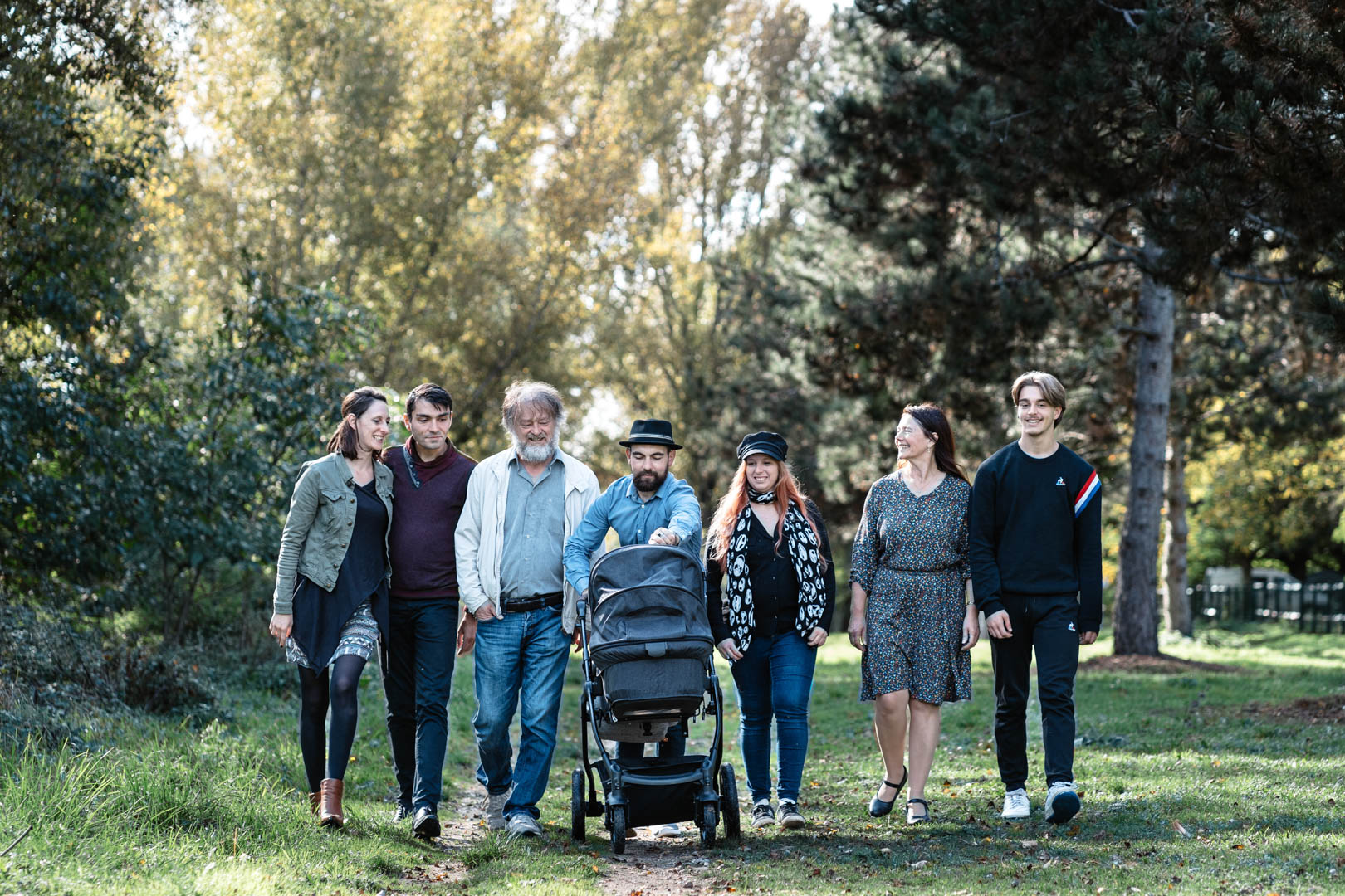 famille nombreuse qui se promene pres de sully sur loire lors d'une seance photo